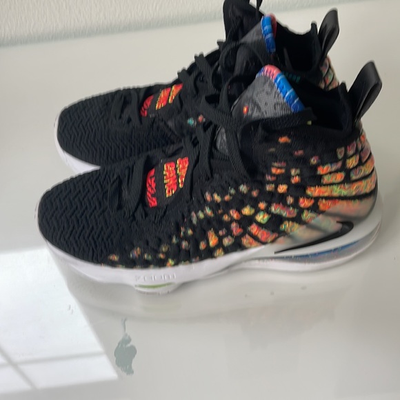 Lebron XVII - Picture 4 of 8